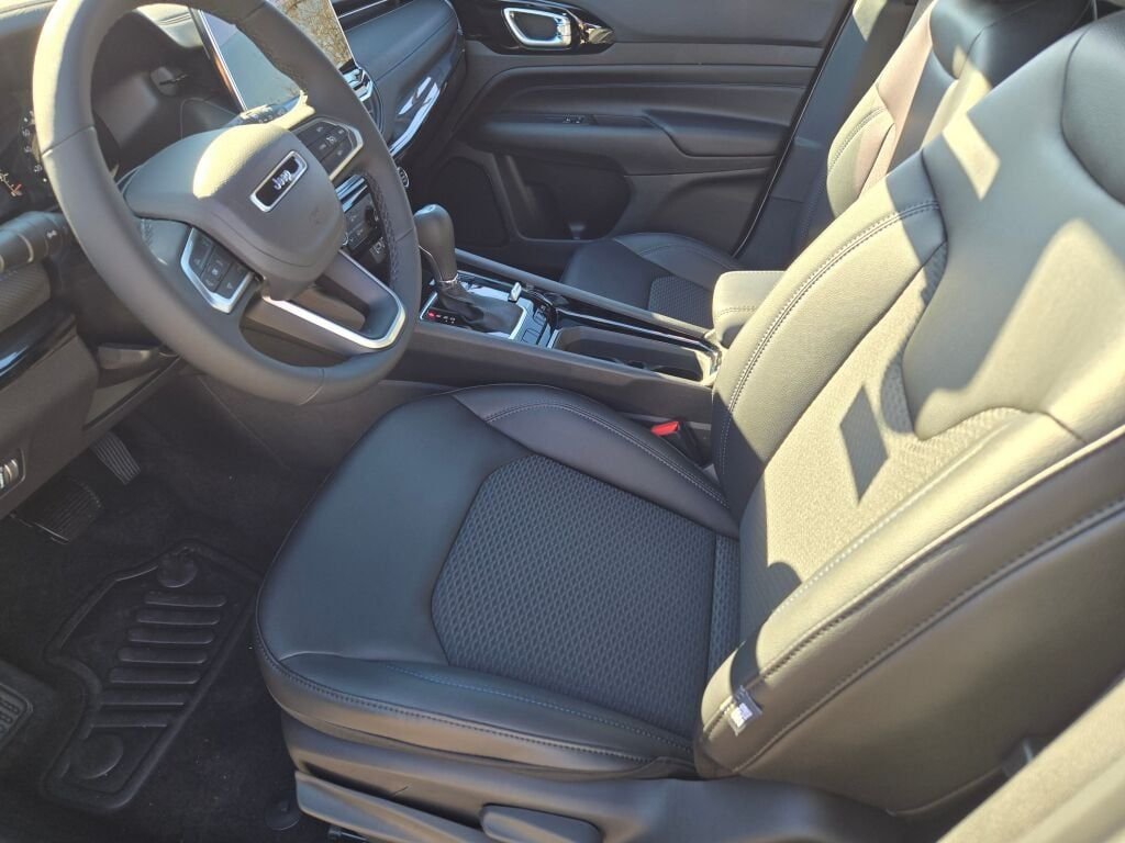 New 2026 Bright White Clearcoat Jeep Latitude image 23