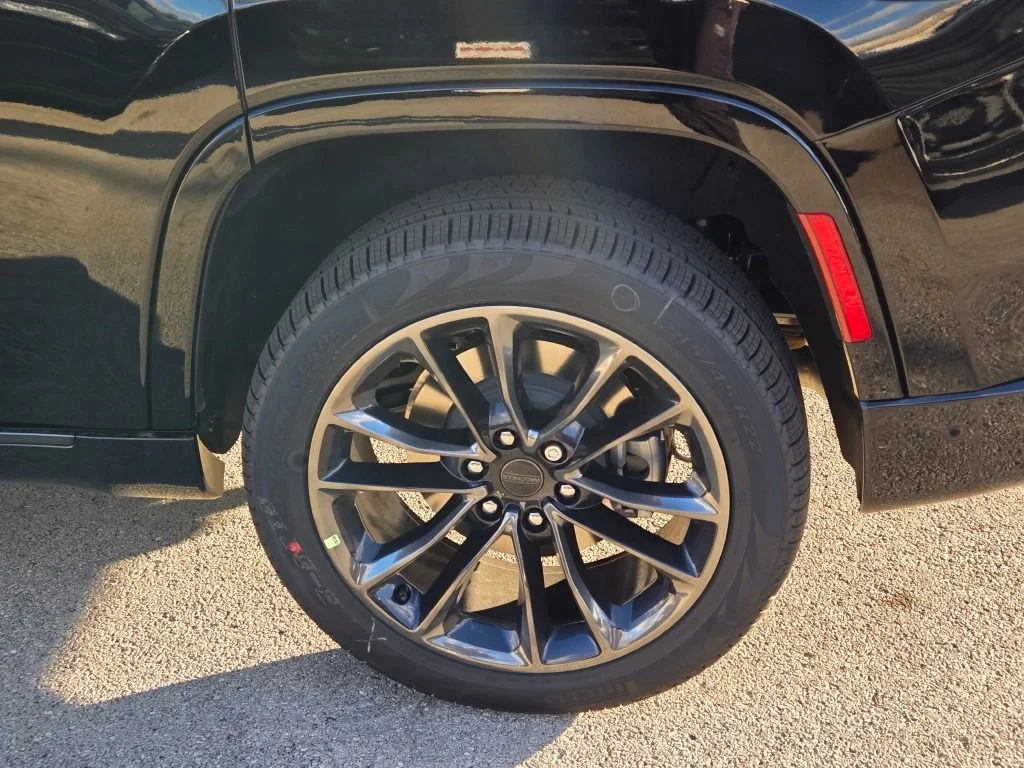 New 2025 Diamond Black Crystal Pearl-Coat Exterior Paint Jeep Series II image 16