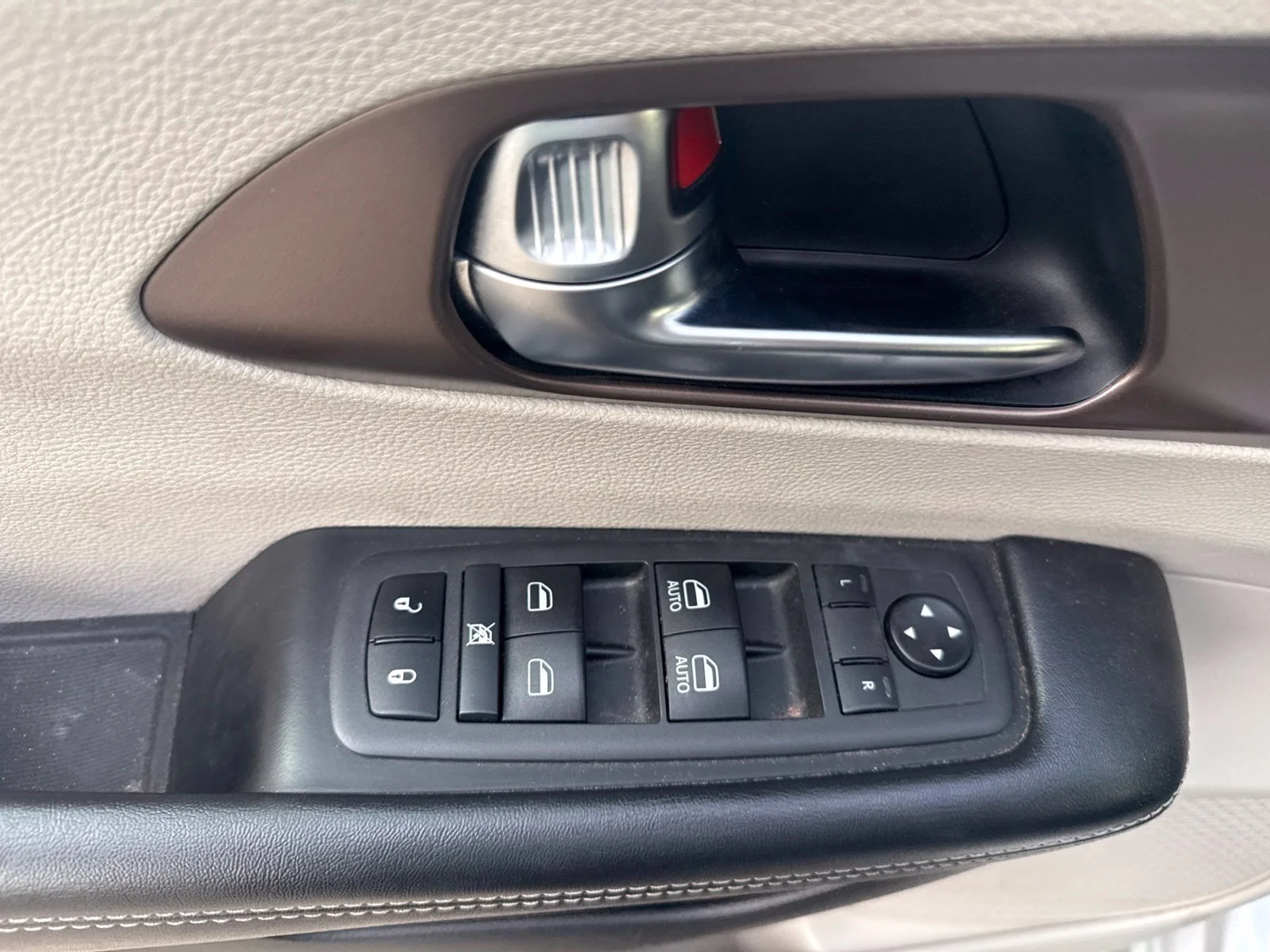 Used 2022 Silver Chrysler LX image 10