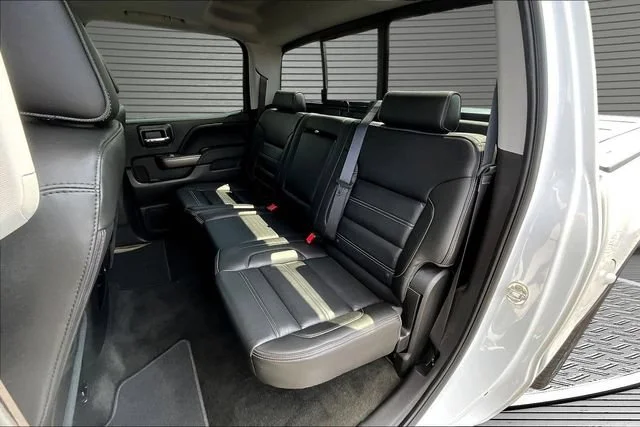 Used 2018 WHITE FROST TRICOAT GMC Denali image 23