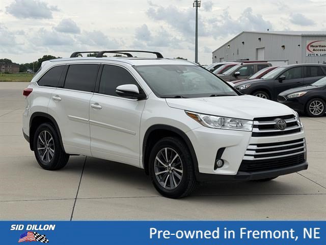 Used 2018 Blizzard Pearl Toyota XLE image 2