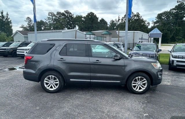 Used 2017 Gray Ford XLT image 2
