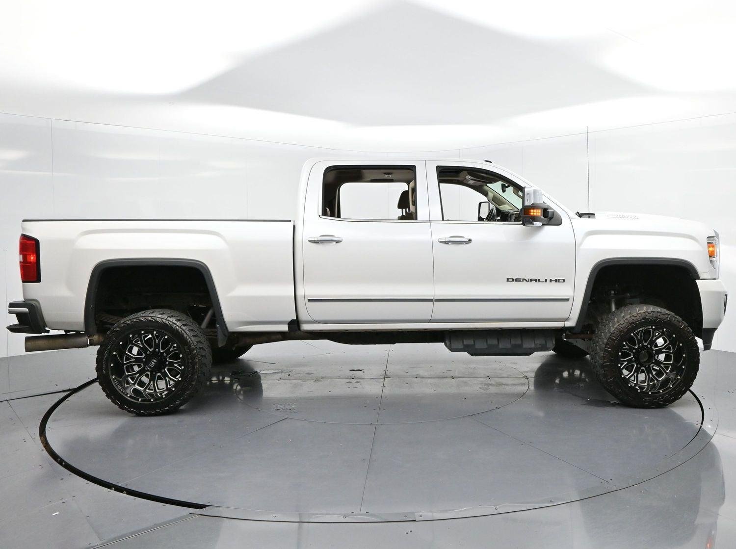 Used 2019 White Frost Tricoat GMC Denali image 8