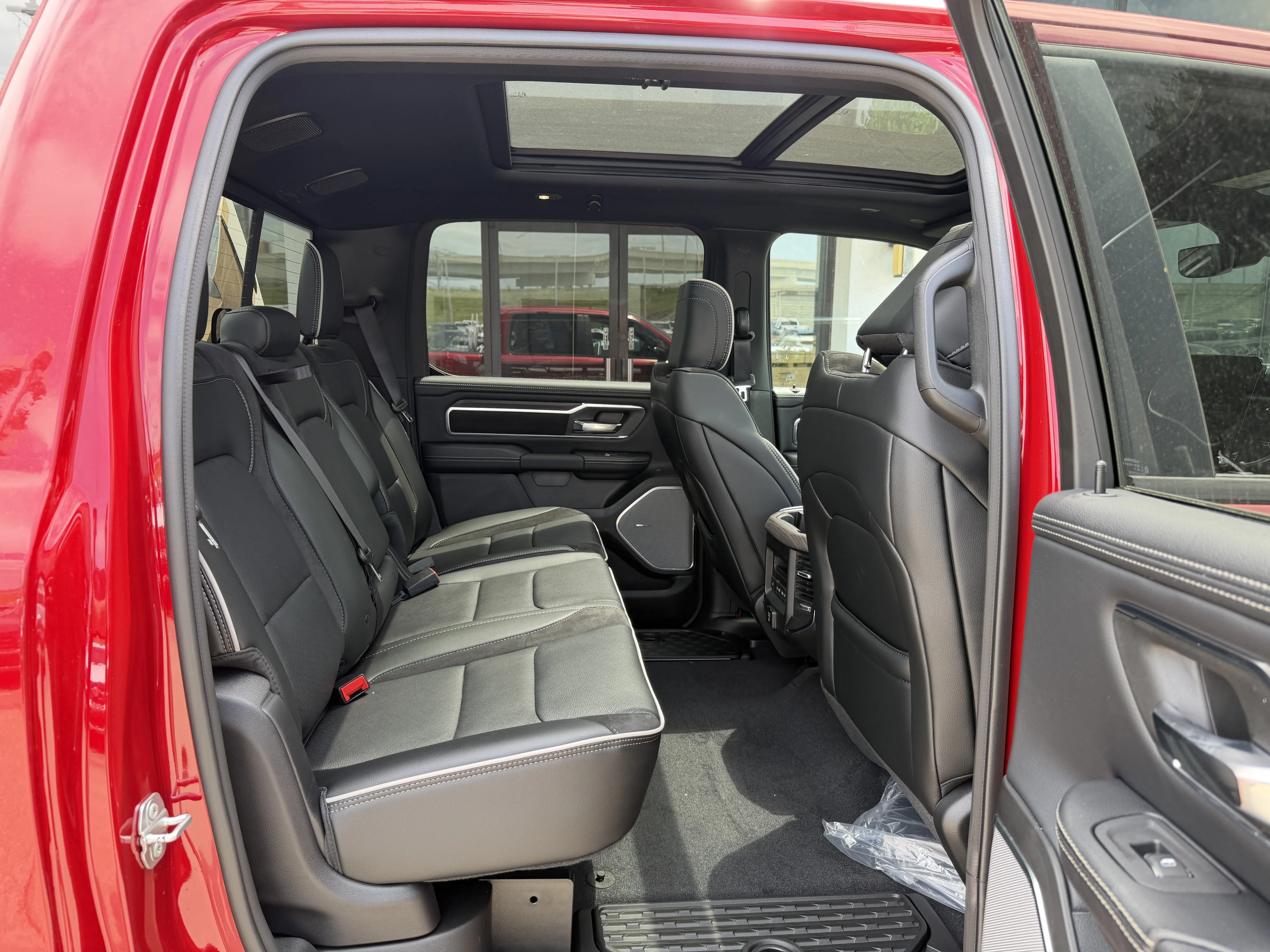 New 2026 Molten Red Pearl-Coat Exterior Paint RAM Laramie image 34