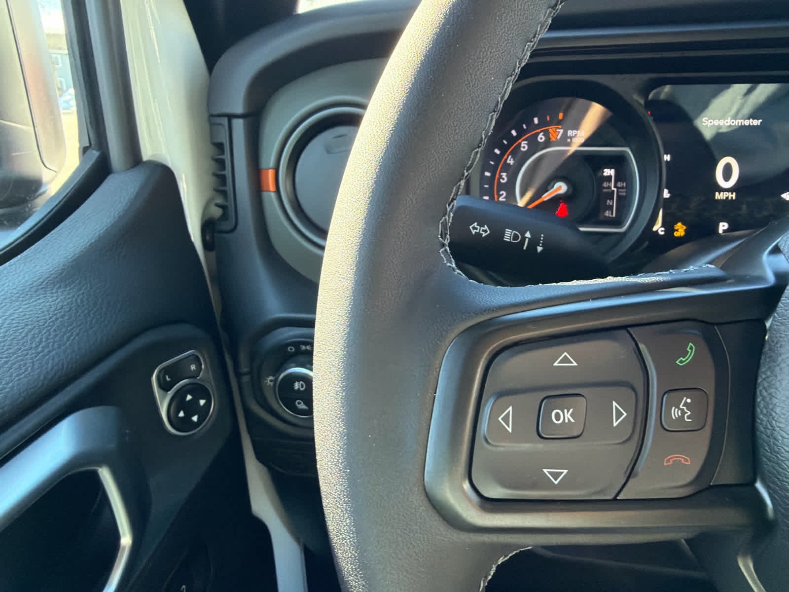 New 2026 Bright White Clear-Coat Exterior Paint Jeep Mojave X image 30