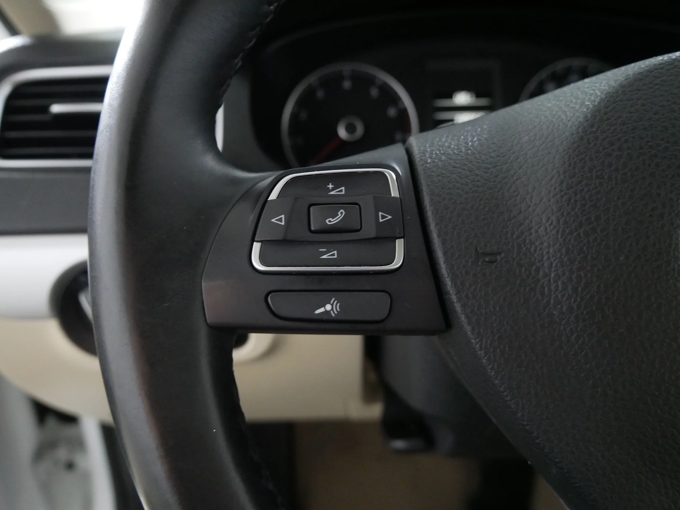 Used 2014 Candy White Volkswagen SE w/Connectivity/Sunroof image 27