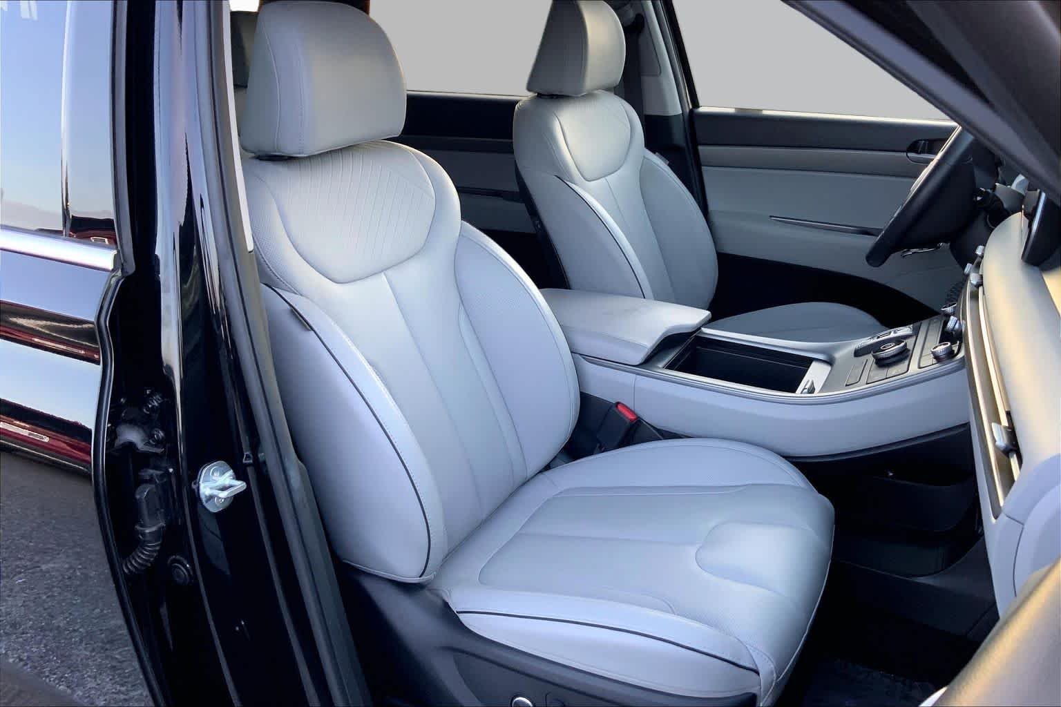 Used 2025 Abyss Black Pearl Hyundai SEL image 9