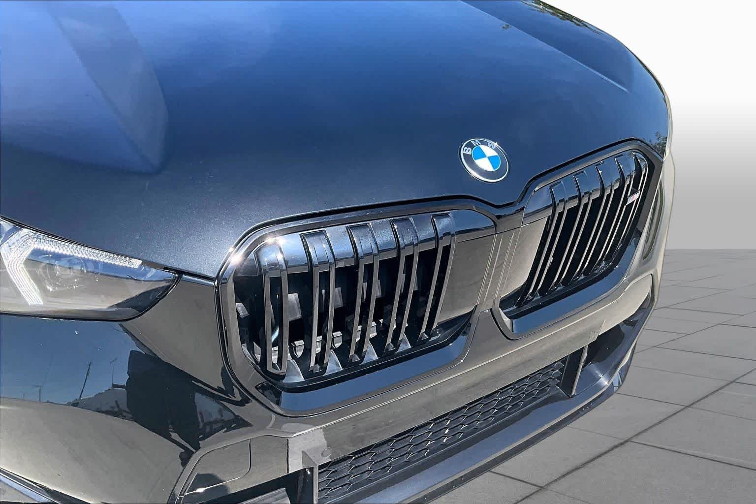 Used 2026 Black Sapphire Metallic BMW M35i image 28