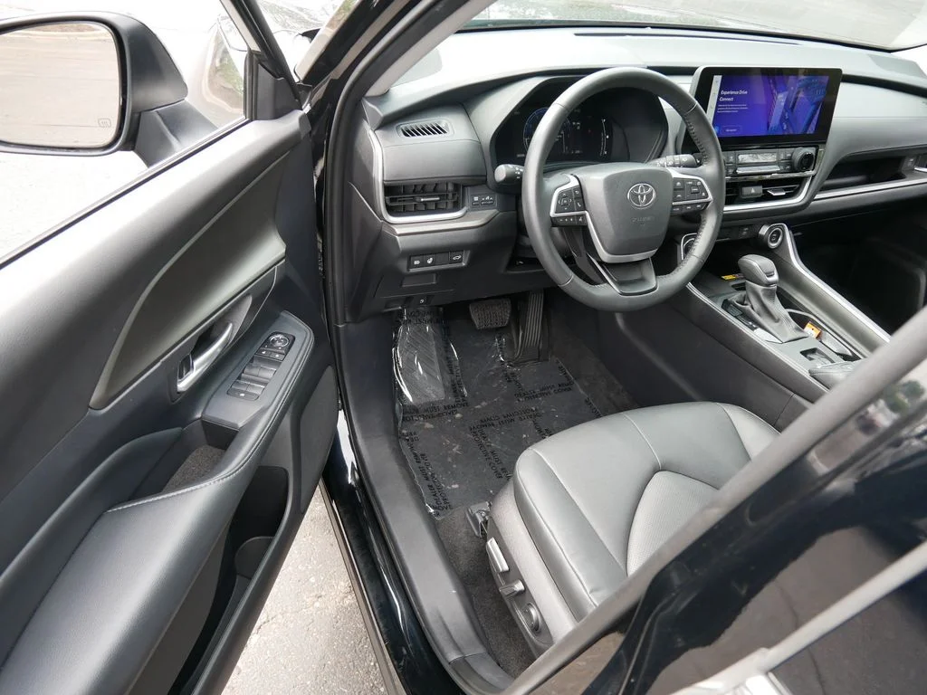 Used 2025  Toyota XLE image 12