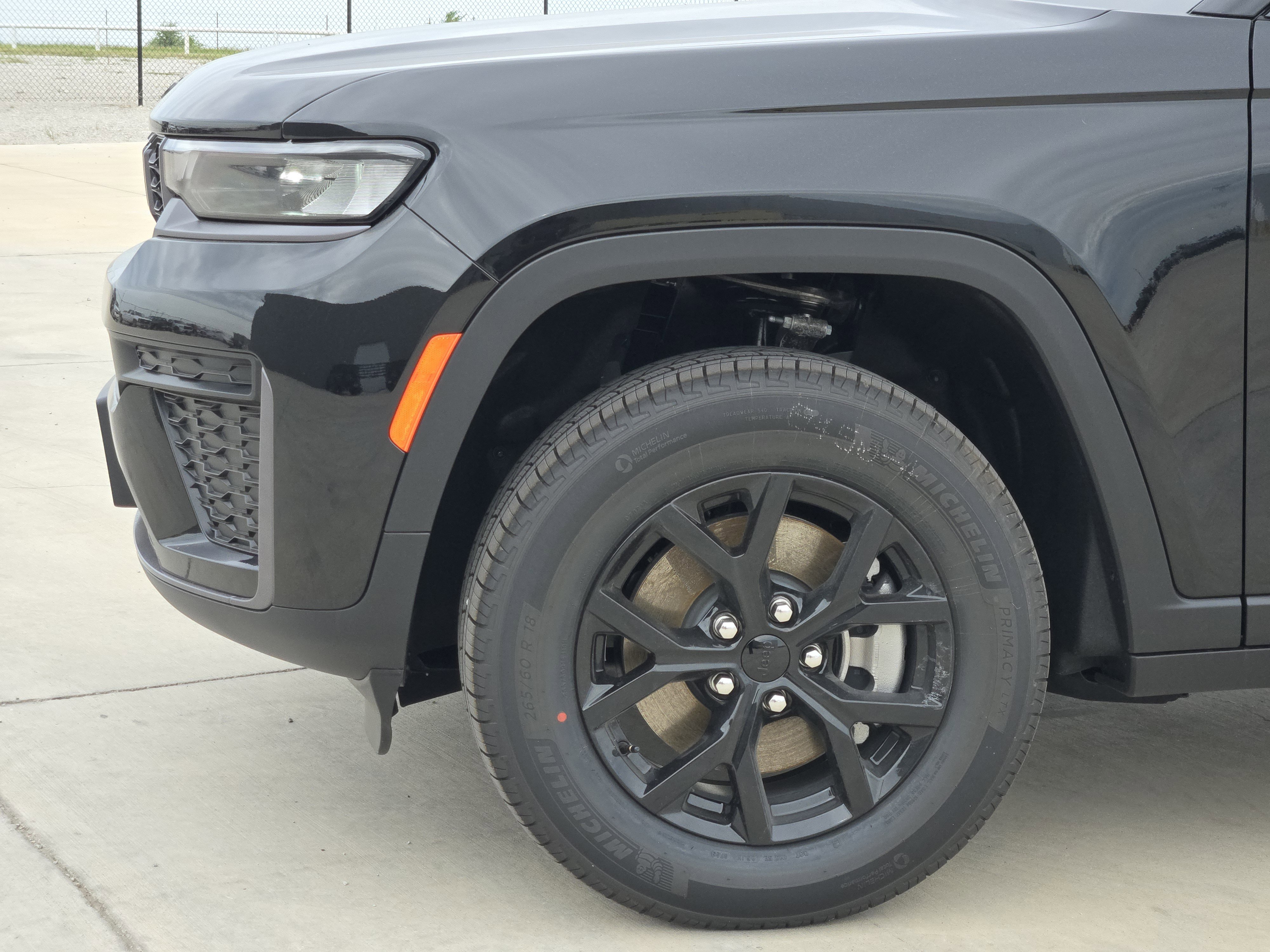New 2026 Diamond Black Crystal Pearl-Coat Exterior Paint Jeep Laredo Altitude image 5