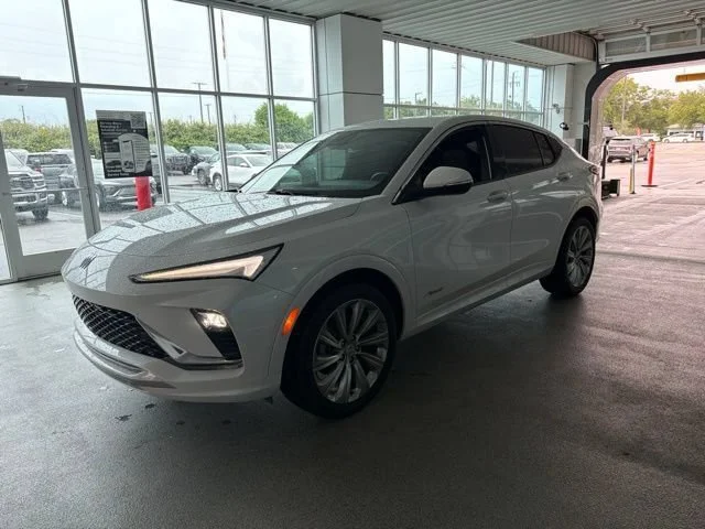 Used 2025 White Frost Tricoat Buick Avenir image 3