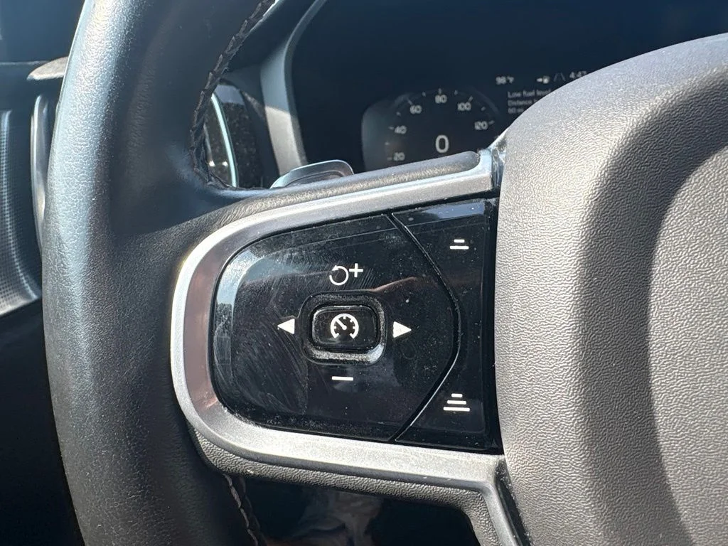 Used 2019 Black Volvo T6 R-Design image 17