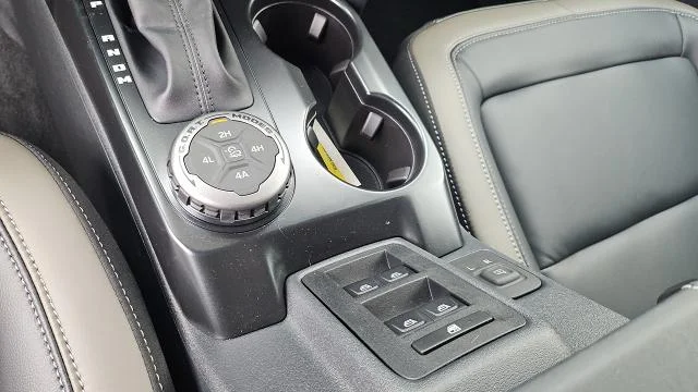 New 2025 Desert Sand Ford Outer Banks 4WD image 33