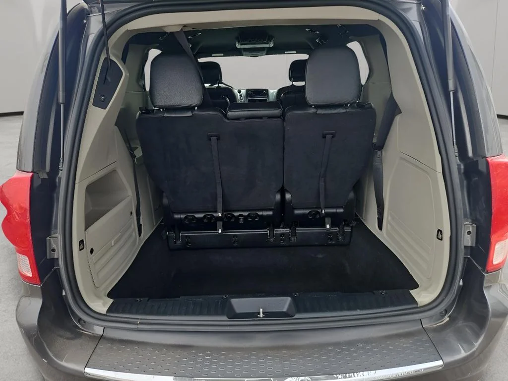 Used 2017 Granite Pearlcoat Dodge SXT image 14