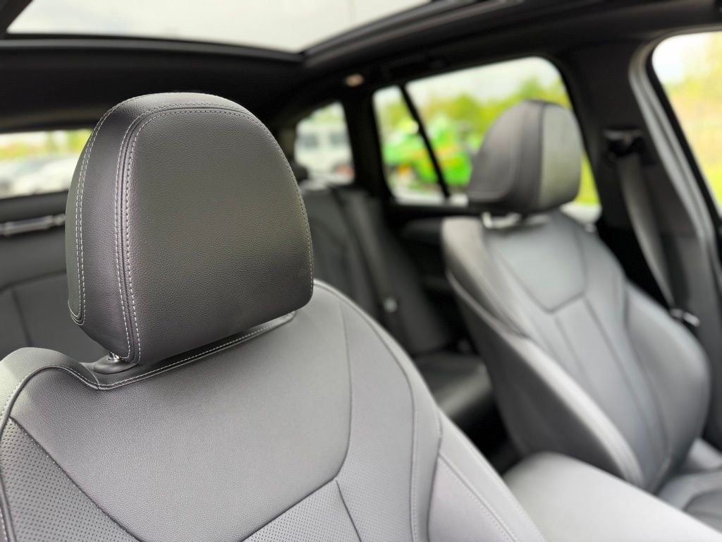 Used 2024 Gray BMW xDrive30i image 31