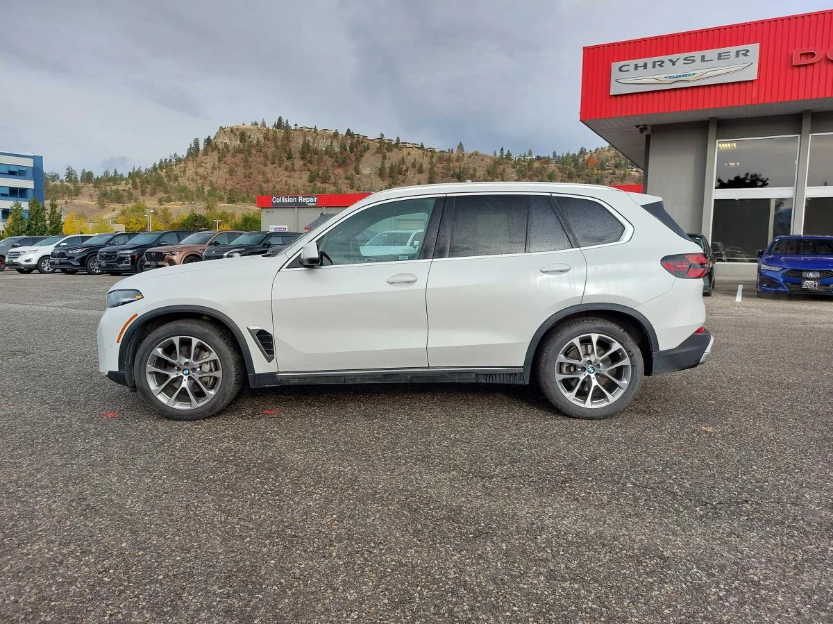 Used 2024 White BMW xDrive40i Sports Activity Vehicle image 11