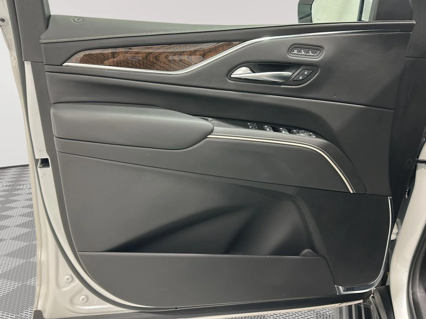 Used 2023 Crystal White Tricoat Cadillac Sport Platinum image 18