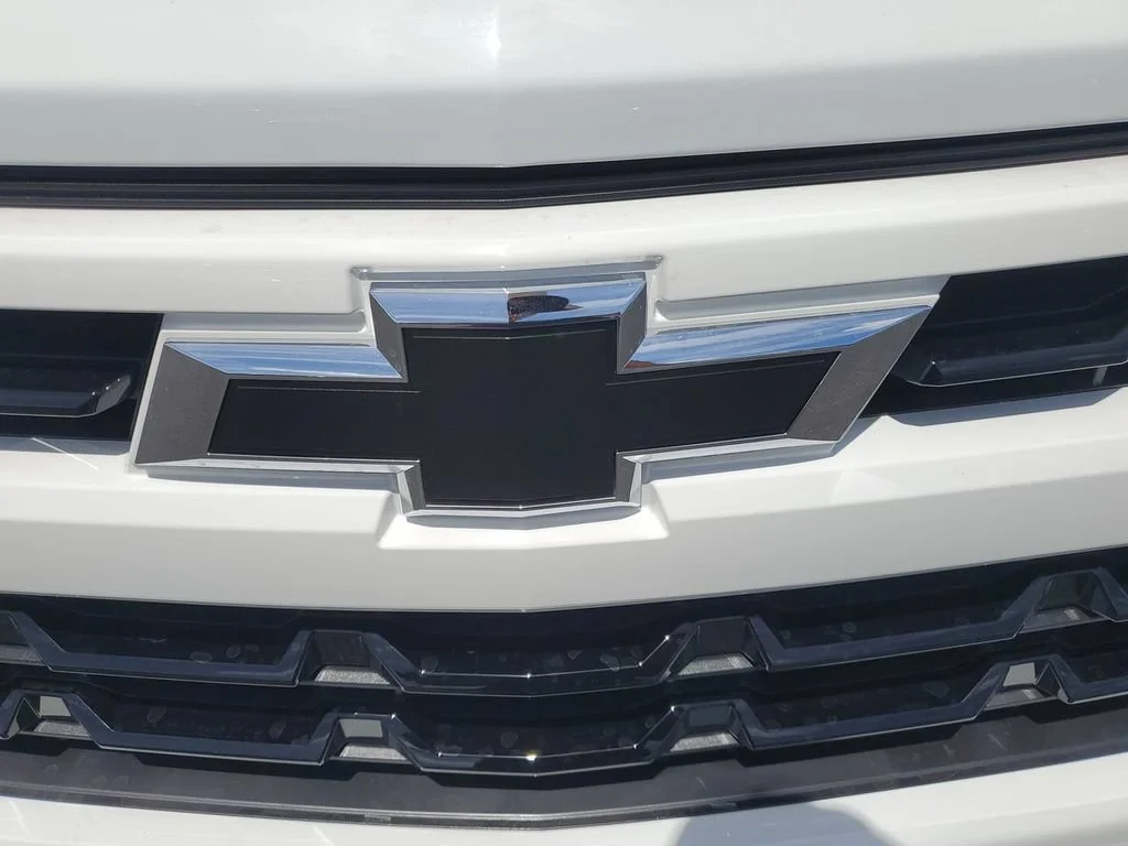 New 2026 Summit White Chevrolet RST image 31