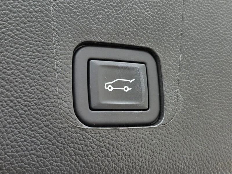 Used 2023 Iridescent Pearl Tricoat CHEVROLET AWD 4DR PREMIER image 19