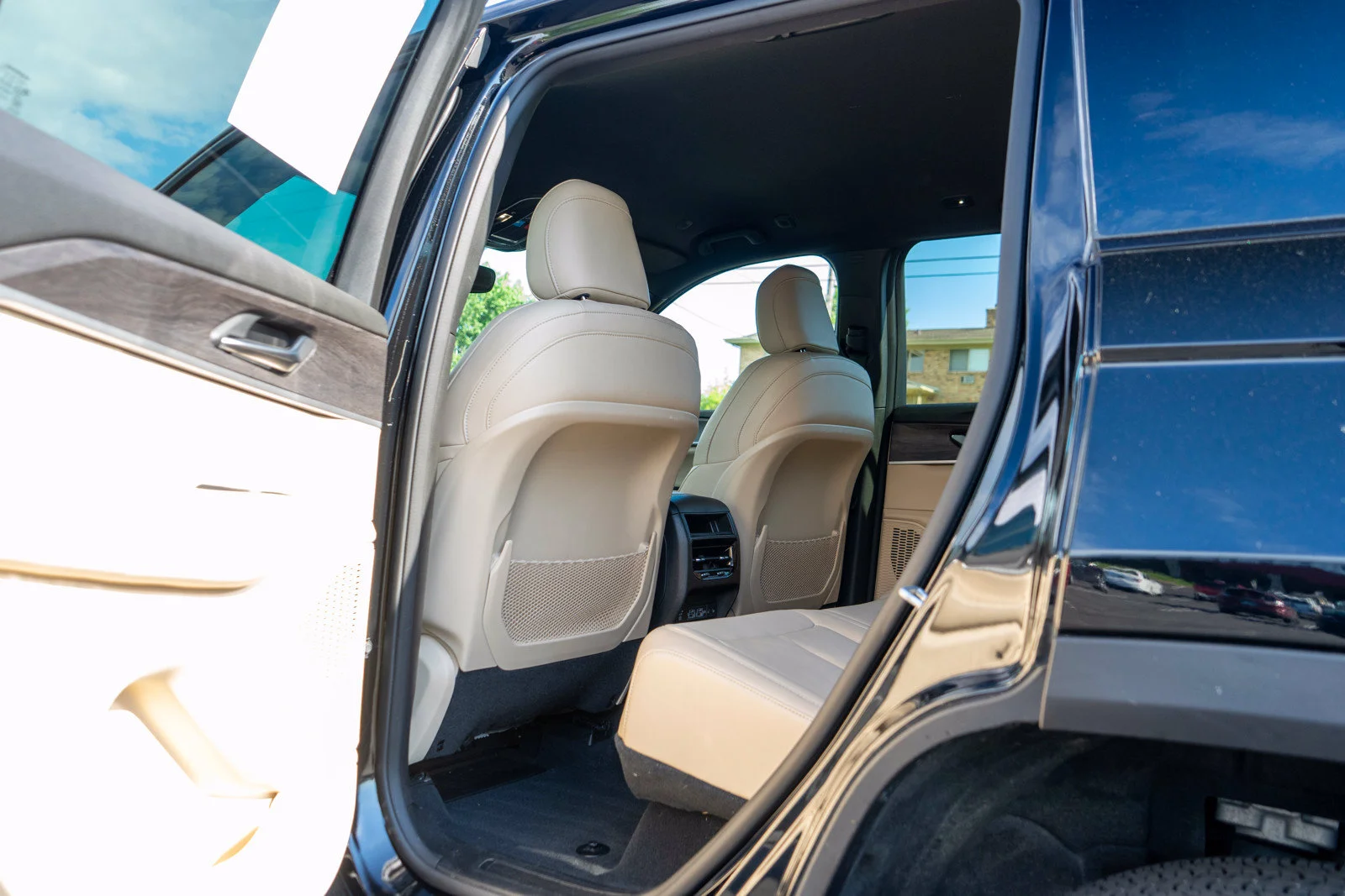Used 2023 Diamond Black Crystal Pearlcoat Jeep Limited image 28