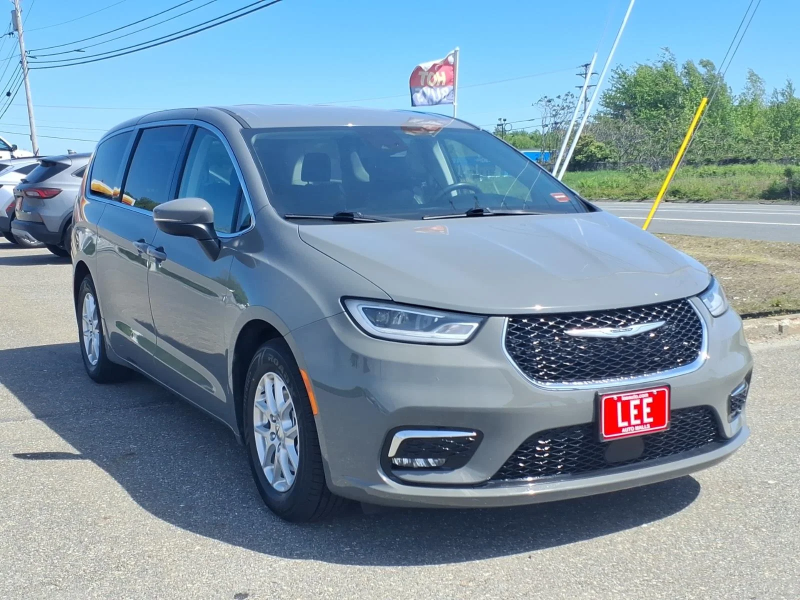 Used 2023 Gray Clearcoat Chrysler Touring L image 3