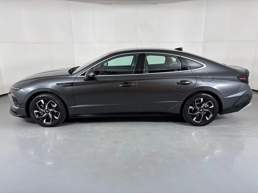 Used 2025 Gray Hyundai SEL image 5