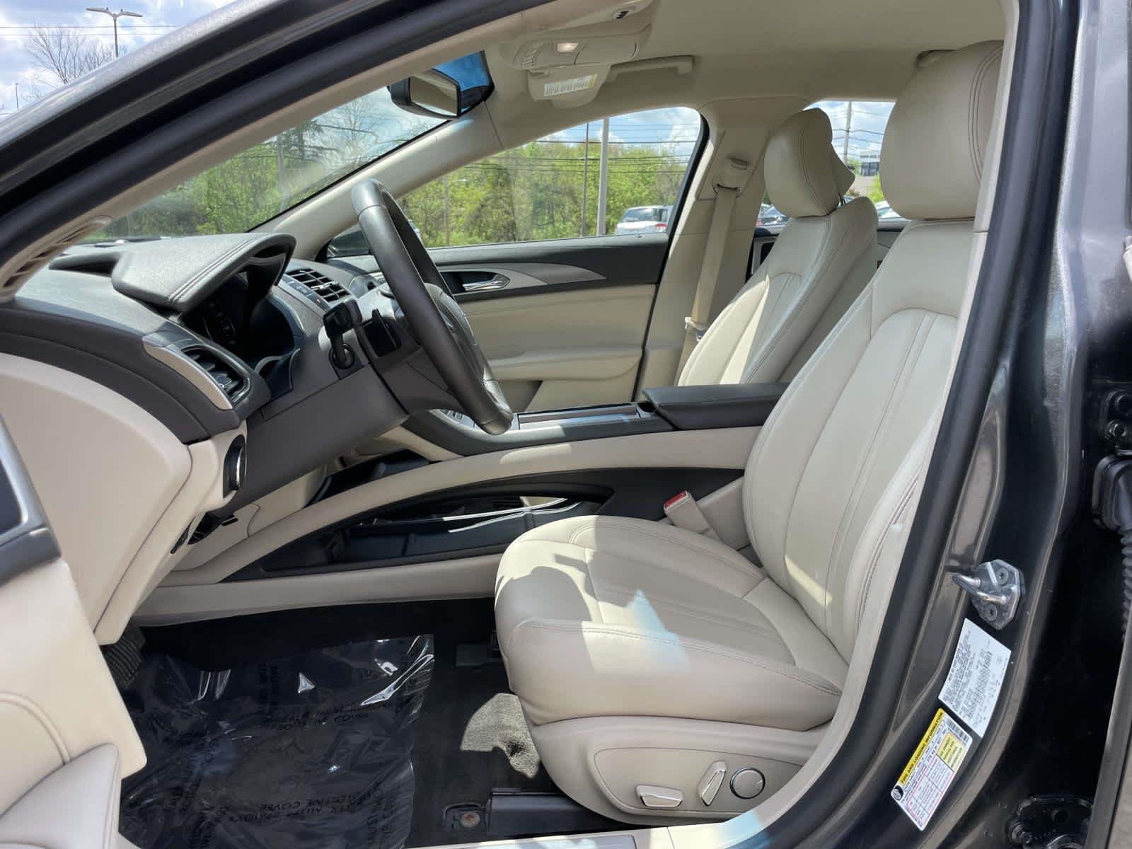 Used 2017 Magnetic Gray Metallic Lincoln Premiere image 15