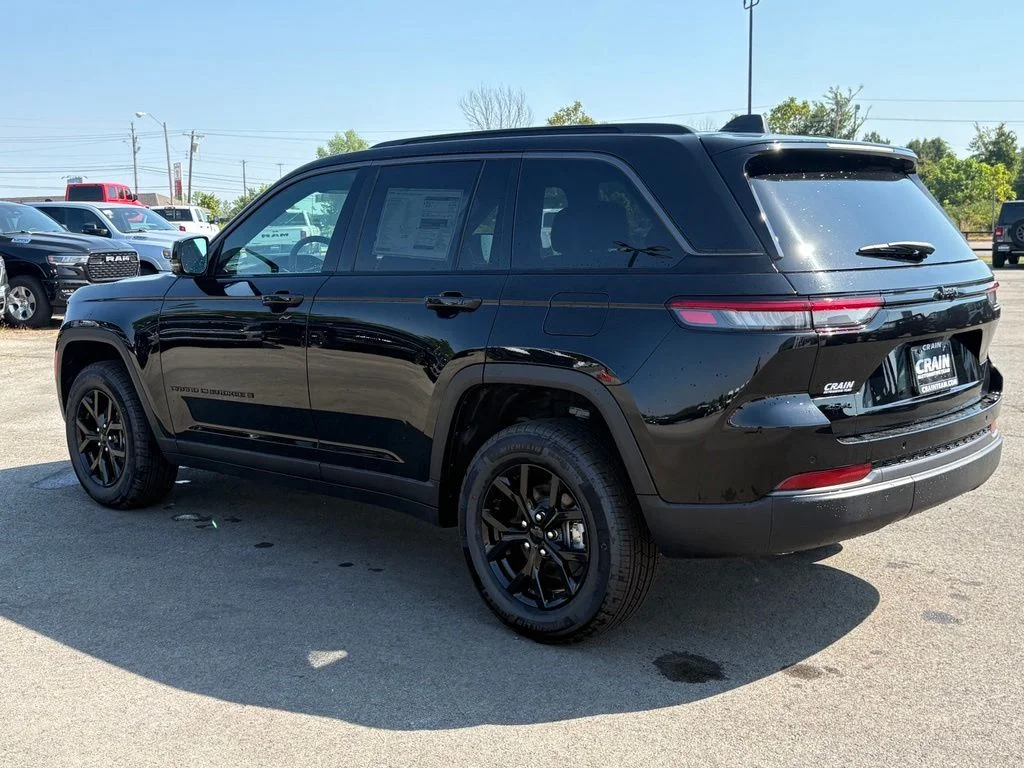 New 2026 Diamond Black Crystal Pearl-Coat Exterior Paint Jeep Altitude image 5