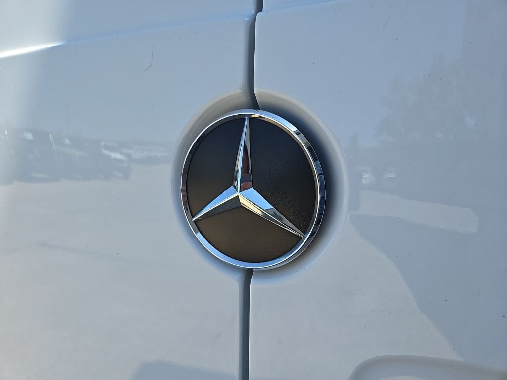 Used 2025  Mercedes-Benz Cargo 144 WB image 19