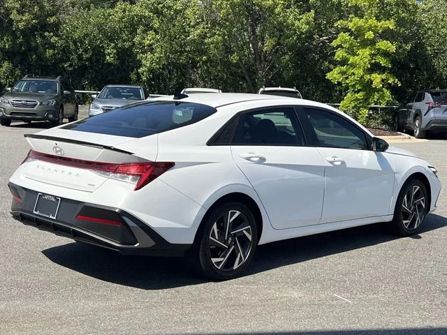 Used 2025 White Hyundai SEL Sport image 19