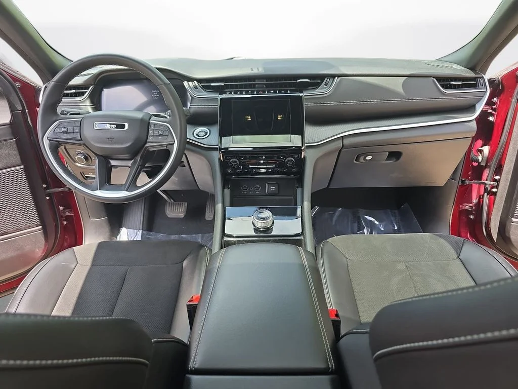 Used 2023 Red Jeep Altitude image 9