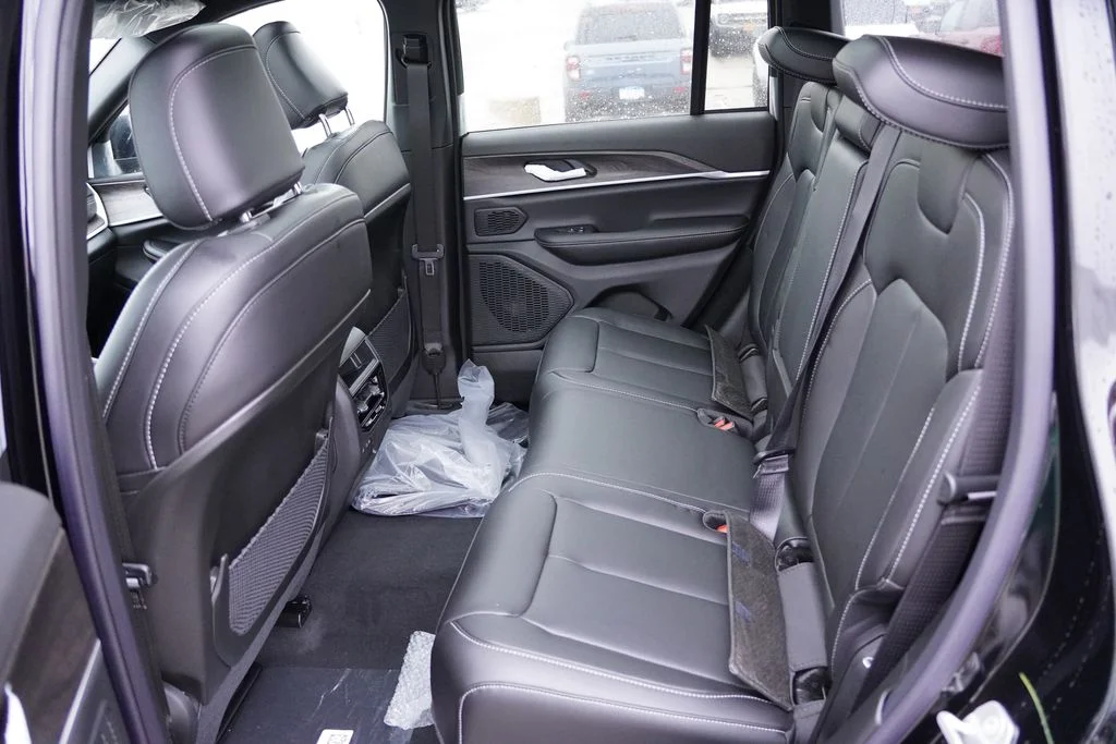 New 2027 High-Gloss Black Paint Jeep Limited image 11