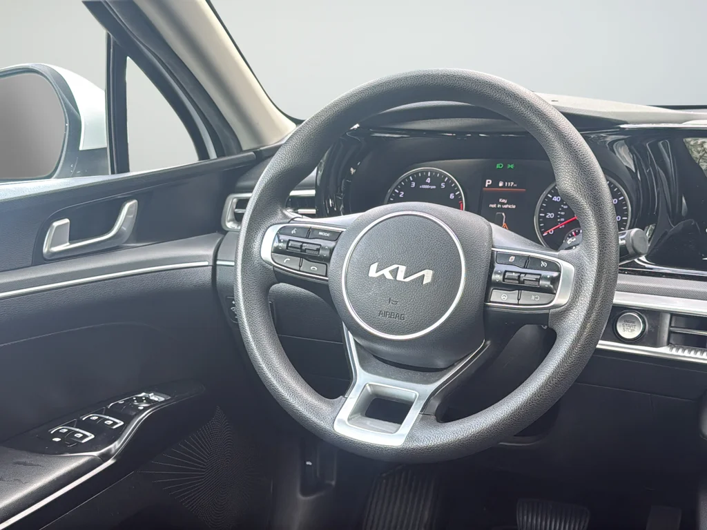 Used 2022 White Kia LXS image 36