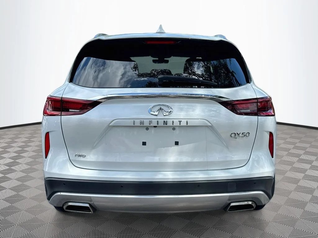 Certified Used 2023 White INFINITI LUXE image 7
