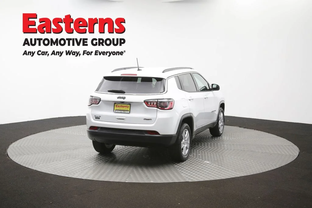 Used 2022 White Jeep Latitude image 39