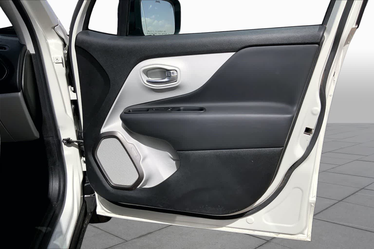 Used 2022 Alpine White Clearcoat Jeep Limited image 23
