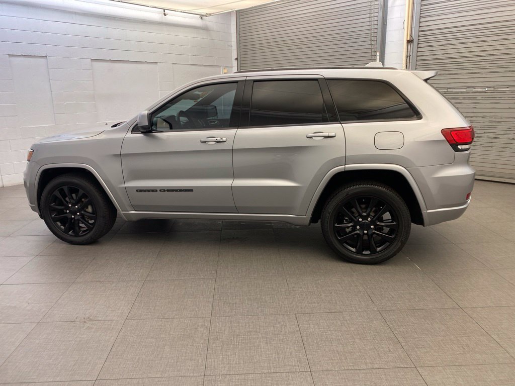 Used 2018 Silver Jeep Altitude image 5