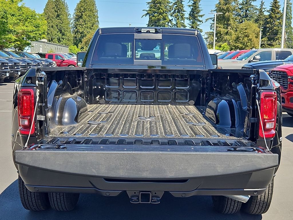 New 2026 Diamond Black Crystal Pearl-Coat Exterior Paint RAM Tradesman image 24