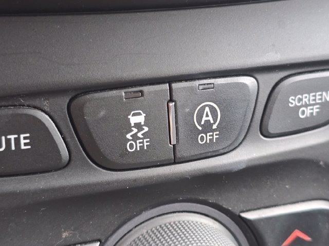 Used 2020 Bright White Clearcoat Jeep Latitude image 15