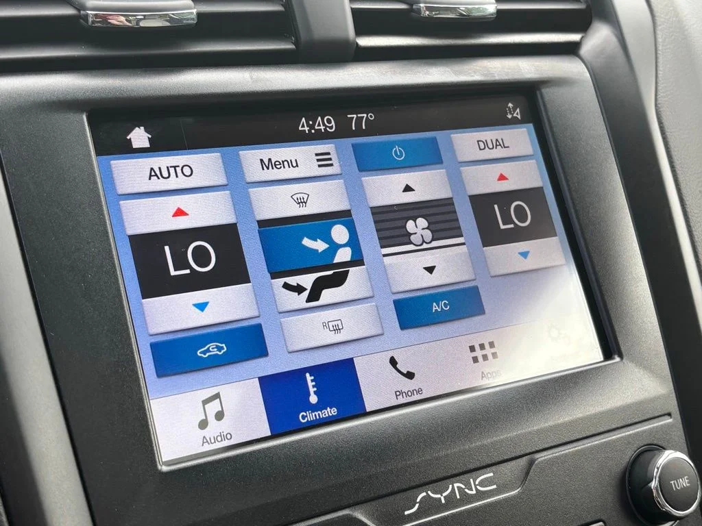 Used 2019 Gray Ford SE image 29