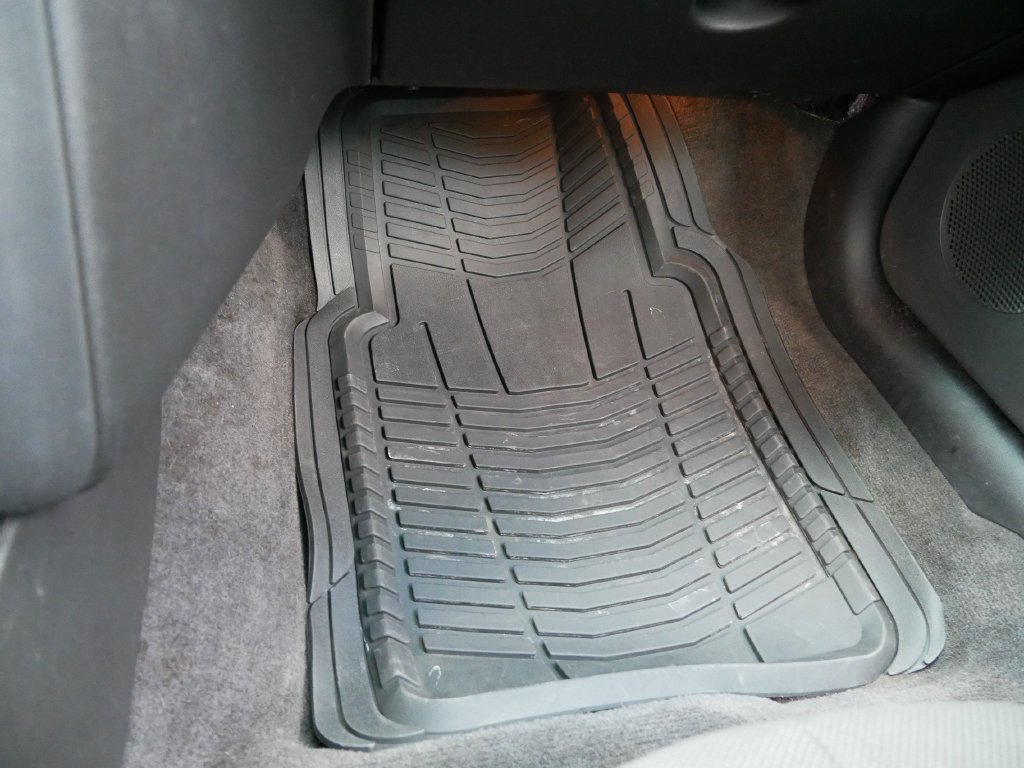 Used 2008 Shadow Gray Metallic Pontiac Base image 27