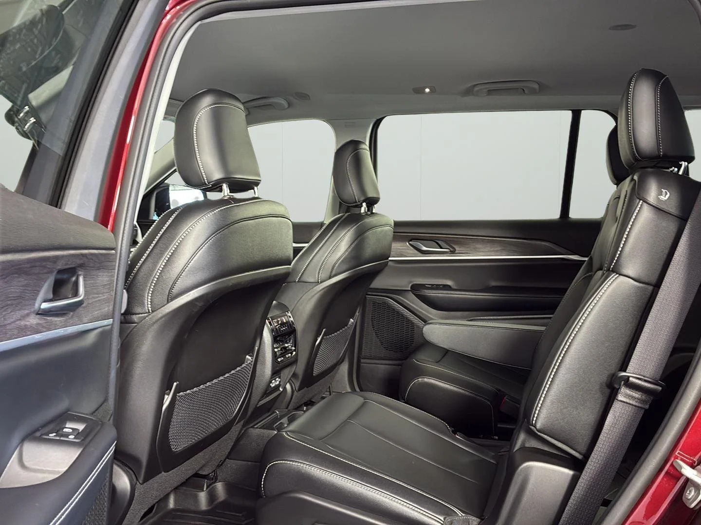 Used 2023 Velvet Red Pearlcoat Jeep Limited image 21