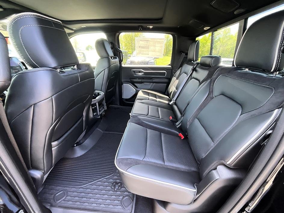 New 2026 Diamond Black Crystal Pearl-Coat Exterior Paint RAM Laramie image 36