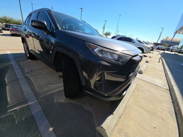 Used 2019 Magnetic Gray Metallic Toyota XLE Premium image 3