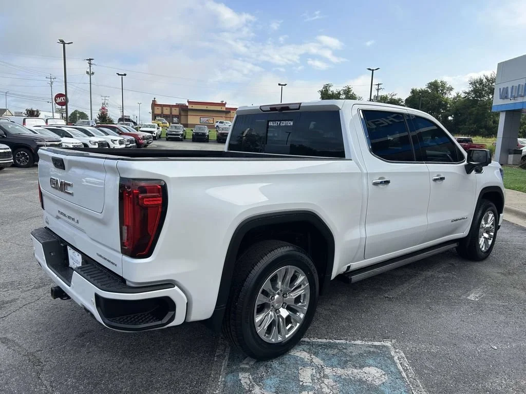 Used 2022 White Frost Tricoat GMC Denali image 5