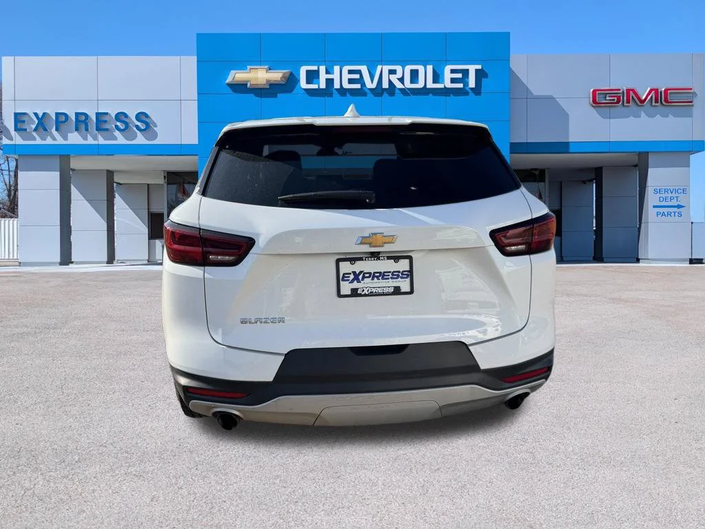 Used 2025 White Chevrolet LT image 5