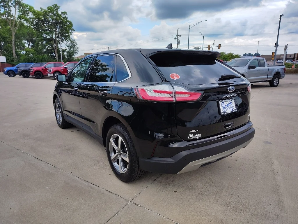 Used 2024 Agate Black Metallic Ford SEL image 6
