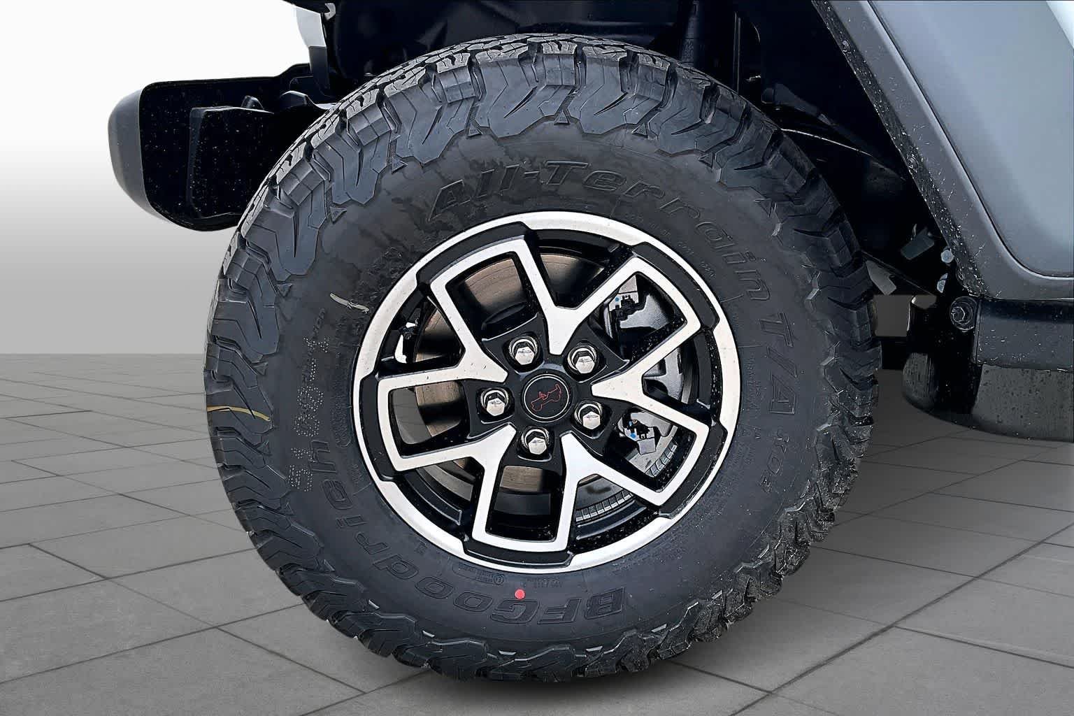 New 2026 Bright White Clear-Coat Exterior Paint Jeep Rubicon image 12