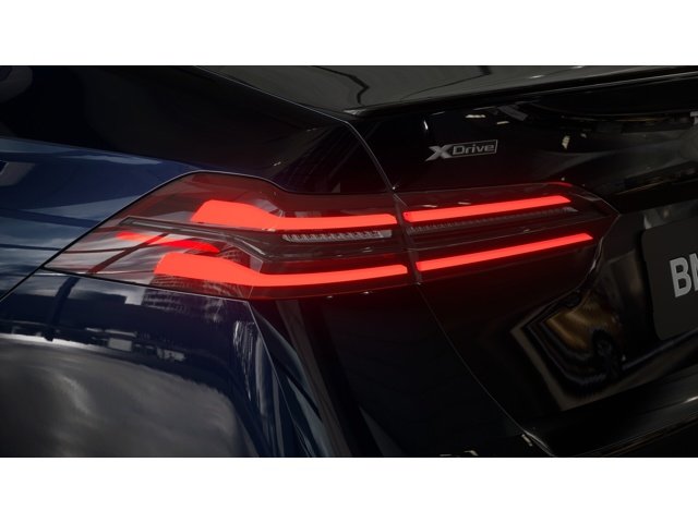 New 2027 Carbon Black Metallic BMW 550e xDrive image 8