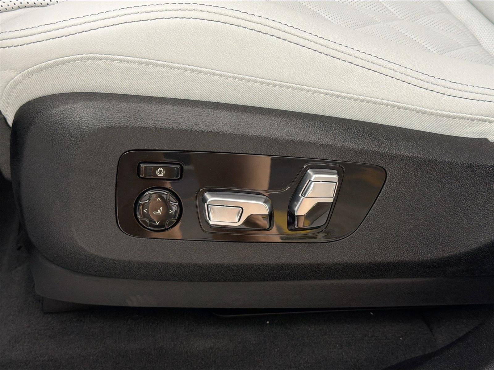 New 2026 Alpine White BMW xDrive40i image 18